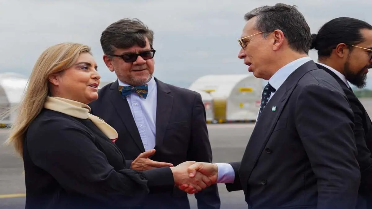 La directora de Migraci&oacute;n Marta Vindas Gonz&aacute;lez recibi&oacute;  a la delegaci&oacute;n de honduras en el aeropuerto Internacional Juan Santa Mar&iacute;a,
