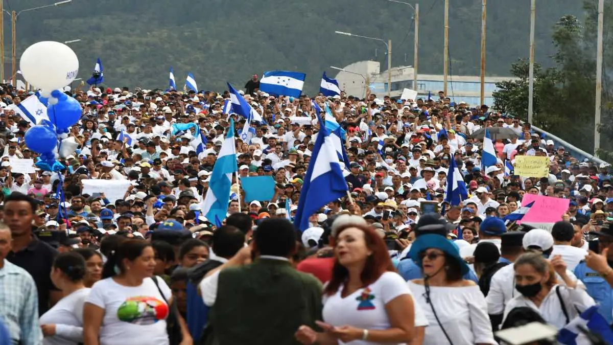 Opositores a la presidenta der Honduras, Xiomara se manifestaron contra su administraci&oacute;n este s&aacute;bado. Foto: Orlando Sierra / AFP.