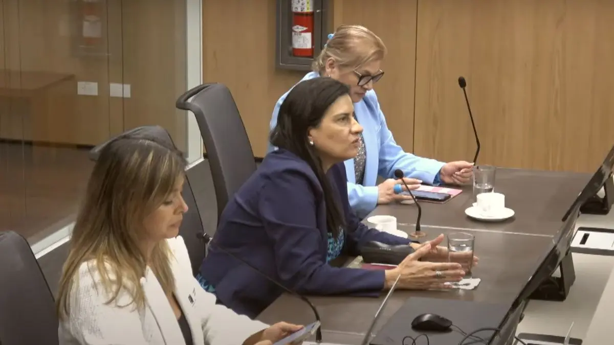 Mar&iacute;a de Los &Aacute;ngeles Guti&eacute;rrez (al fondo) qued&oacute; con su nombramiento como gerente de la CCSS en firme el mi&eacute;rcoles, tras la firma de su acci&oacute;n de personal por parte de Marta Esquivel (centro).