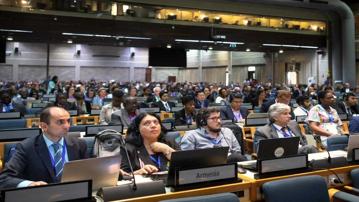 Delegados atienden reuni&oacute;n plenaria en la tercera sesi&oacute;n del Comit&eacute; de Negociaciones Intergubernamentales sobre la contaminaci&oacute;n por pl&aacute;stico. Foto: Tony Karumba / AFP.
