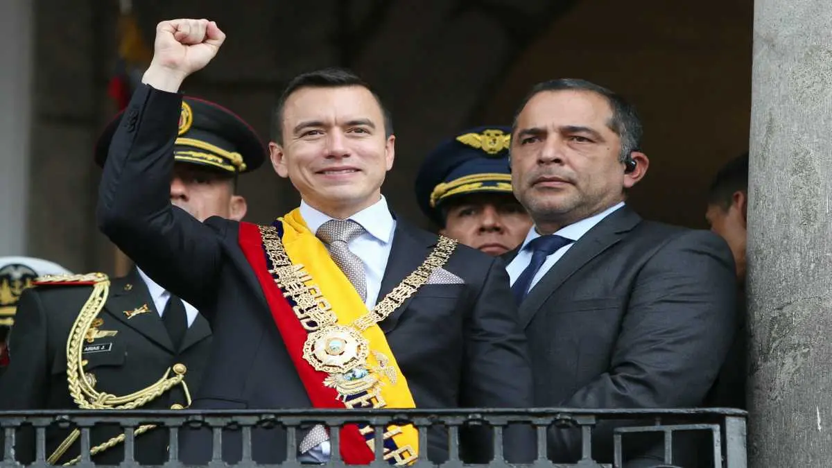 El nuevo presidente de Ecuador, Daniel Noboa saluda despu&eacute;s de su juramentaci&oacute;n. Foto: Oficina de Prensa, Presidencia de Ecuador / AFP.