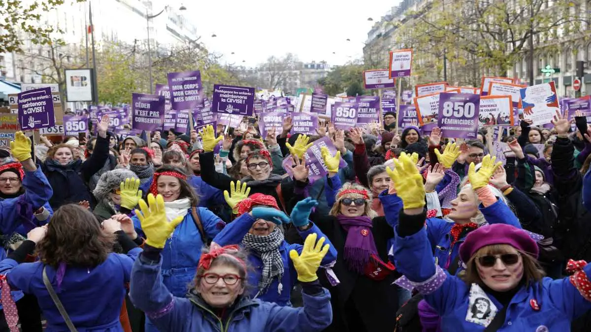 Manifestaciones como esta, en Par&iacute;s, se llevaro a cabo wen diversos lugares del mundo, en el marco del D&iacute;a Internacional de la Eliminaci&oacute;n de la Violencia contra las Mujeres. Foto: Geoffroy Van der Hasselt / AFP.