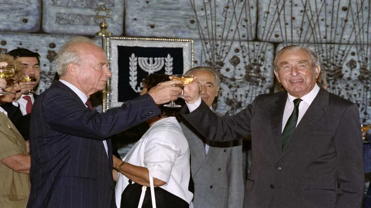 En 1992, el president israel&iacute;, Chaim Herzog (D) Saluda al primer ministro Yitzhak Rabin (I). Este &uacute;ltimo tendr&iacute;a un rol fundamental en los acuerdos de Oslo. Foto: Patrick Baz / AFP.