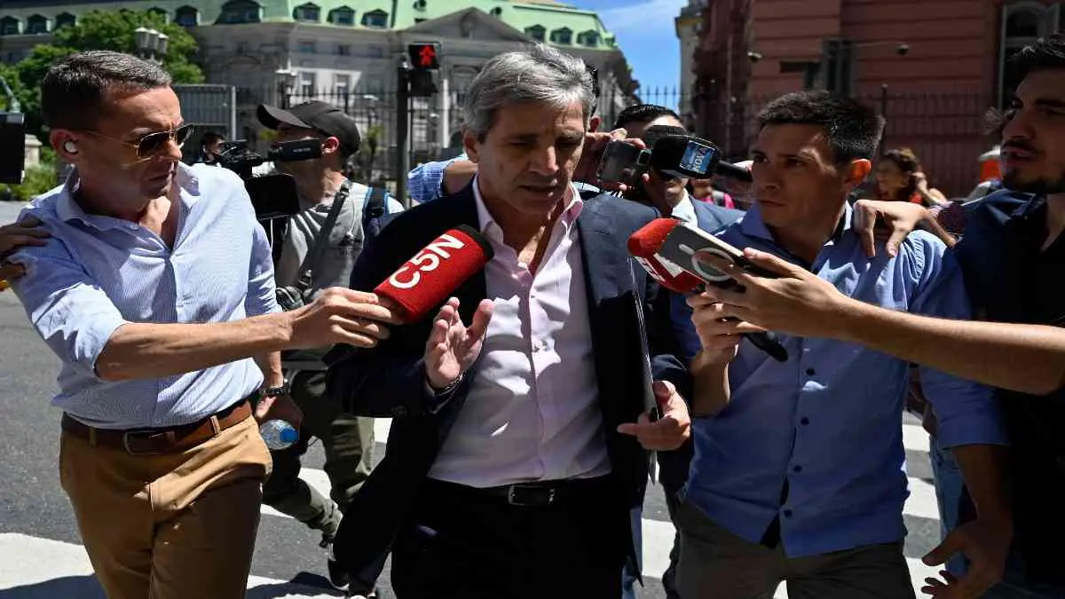 El ministro de Econom&iacute;a de Argentina, Luis Caputo, abandona el Palacio del Gobierno tras la primera reuni&oacute;n ministerial del nuevo gobierno. Foto: Luis Robayo / AFP.