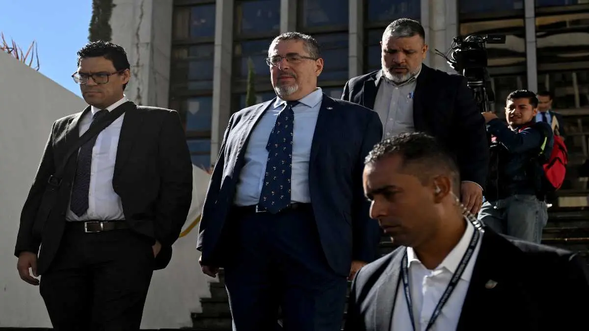 El presidente electo de Guatemala, Bernardo Ar&eacute;valo, sale del Palacio de Justicia, donde le negaron acceso a un expediente en su contra. Foto: Johan Ord&oacute;&ntilde;ez / AFP.