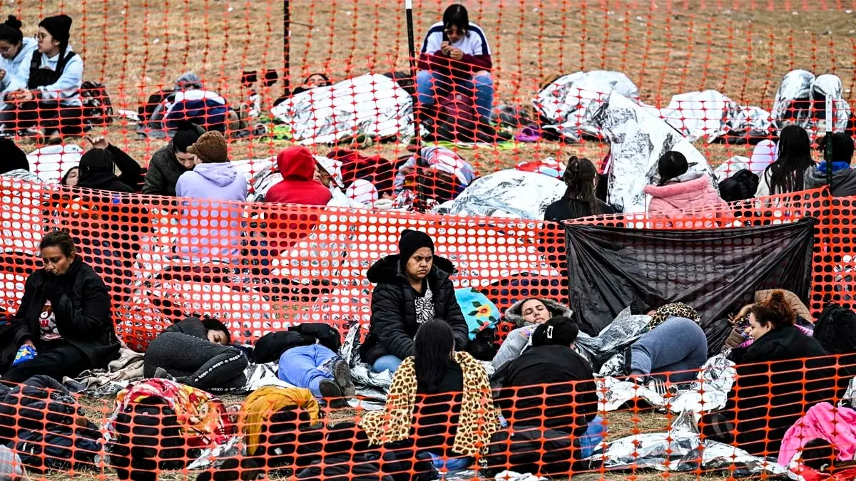 Inmigrantes esperan a ser procesados por la Polic&iacute;a Fronteriza, en Eagle Pass, Texas. Foto: Chandan Khanna / AFP.