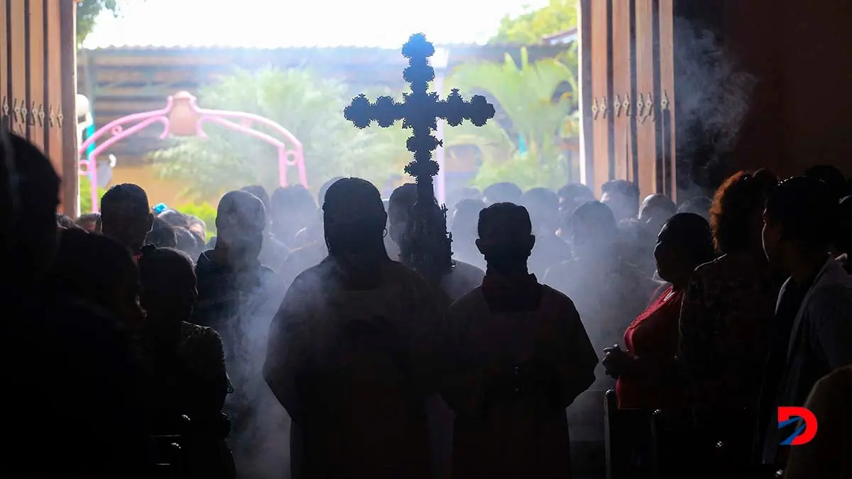 Creyentes cat&oacute;licos atiende una misa en honor a San Juan Bautista, en San Juan de Oriente, el 24 de junio de 2023. Foto: Stringer / AFP.