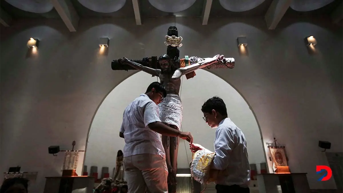 Dos j&oacute;venes preparan una estatua de Jes&uacute;s despu&eacute;s de la procesi&oacute;n del Viernes Santo, en abril pasado, en la Catedral Metropolitana de Managua. Foto: Oswaldo Rivas / AFP.