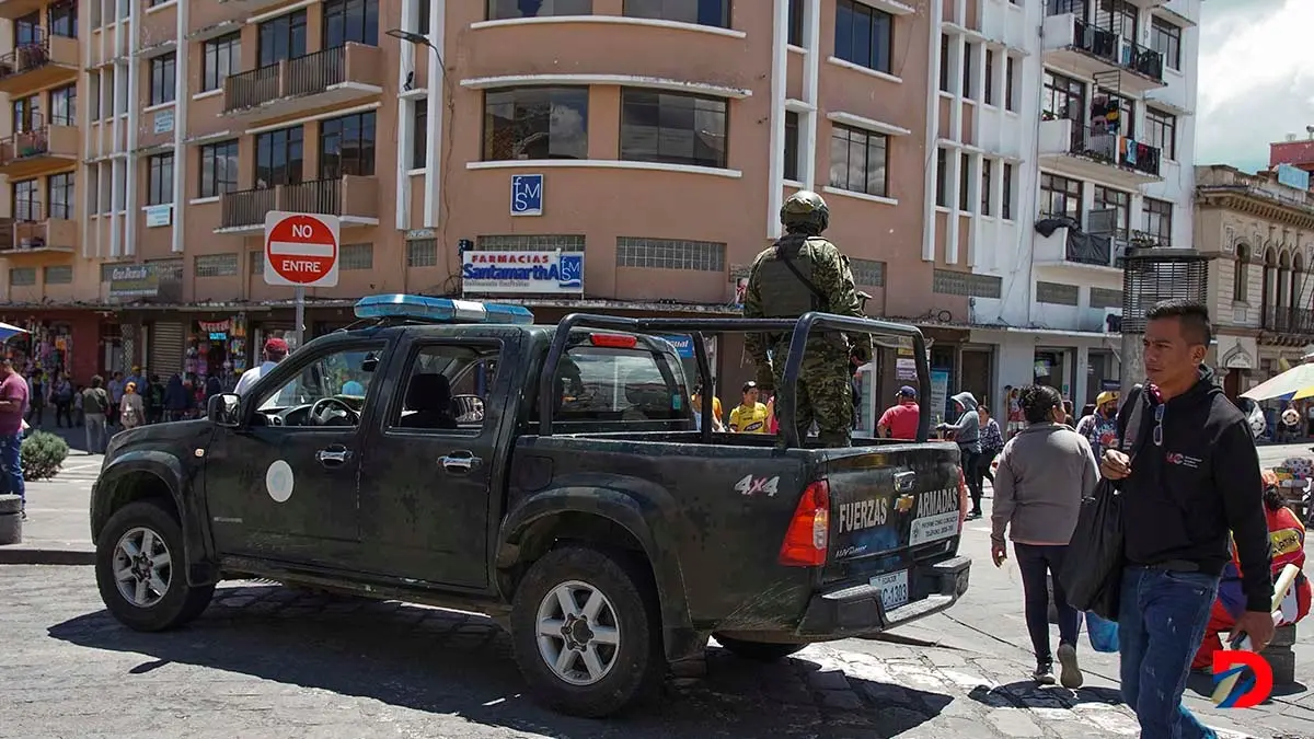 Soldados patrullan el centro c&iacute;vico de Cuenca, en Ecuador. Foto: Stringer / AFP.