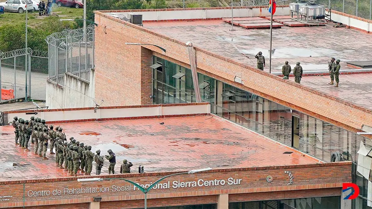 Vista de la c&aacute;rcel de Turi, en Cuenca, Ecuador, con una fuerte presencia de efectivos militares. Foto: Fernando Machado / AFP.