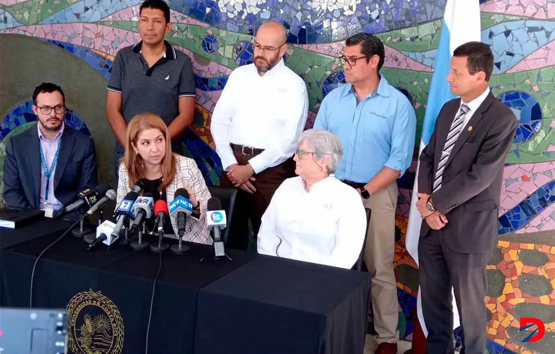 Mary Munive, ministra de Salud junto con investigadores de los 4 laboratorios de la UCR, que reconocen no saber qu&eacute; hidrocarburo contamin&oacute; el agua de 5 cantones josefinos. Foto: Krissia Morris Gray.