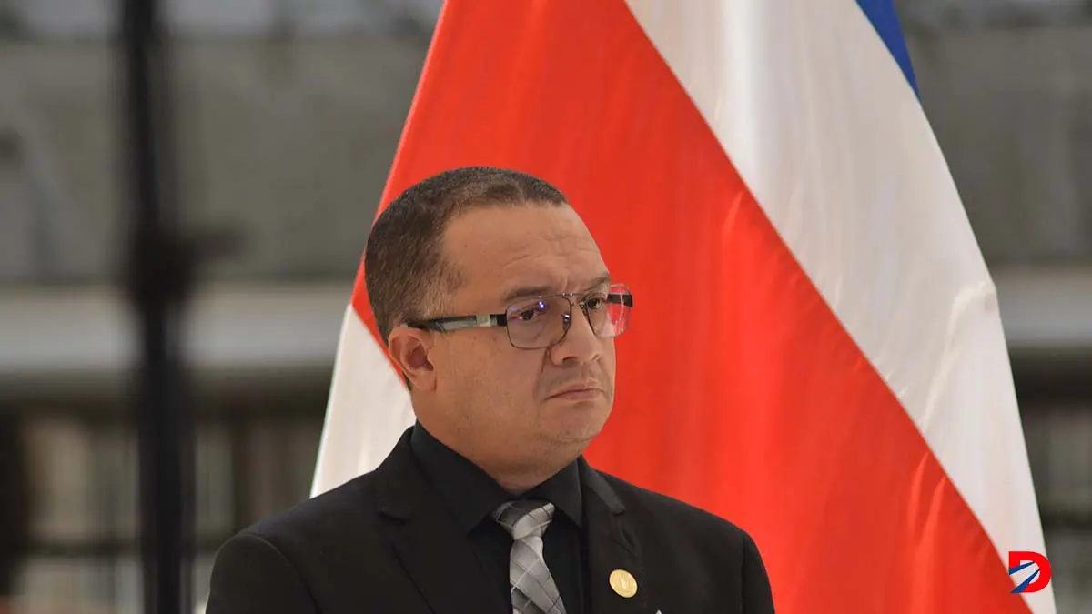 El Ministro de Justicia y Paz llevo un nuevo proyecto para castigar a la persona sorprendida tratando de ingresar celulares a los centros penales. Foto: S&oacute;crates Colindres