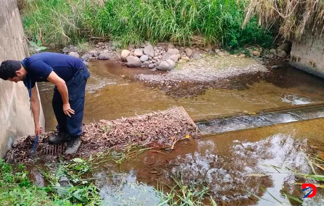 Funcionarios del Acueducto Municipal de Turrialba recorrieron la red para descartar contaminaci&oacute;n por combustibles. Foto con fines ilustrativos del AyA.
