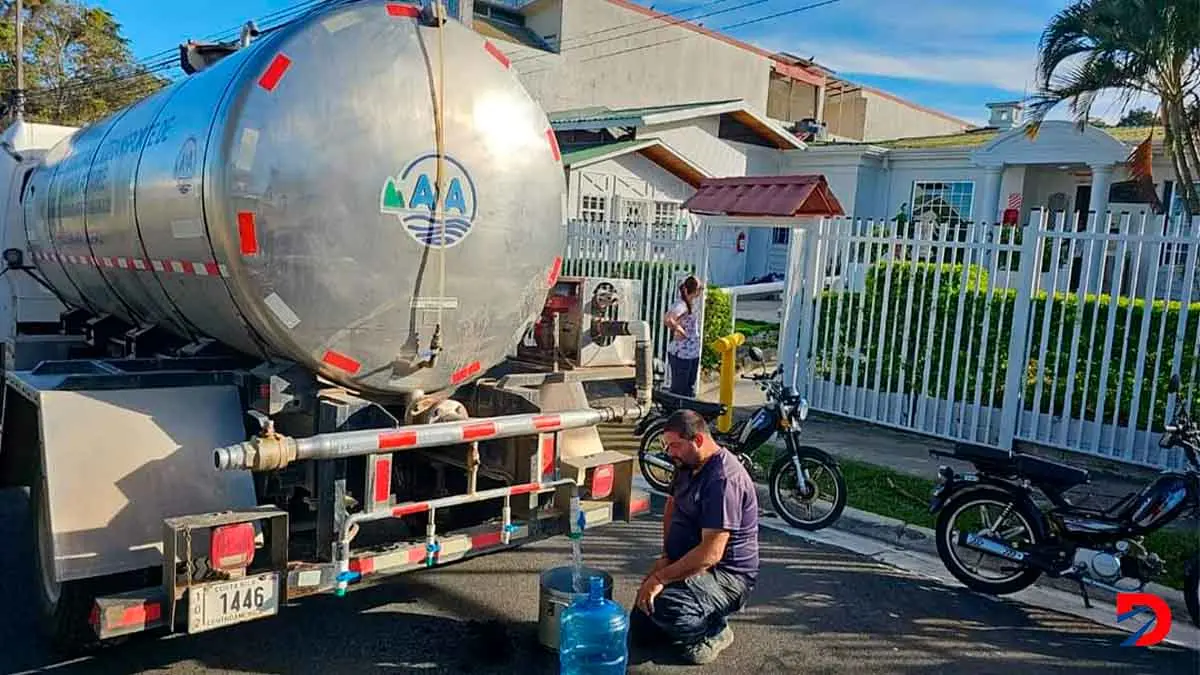 Vecinos de Barranca, Chacarita y Esparza recibir&aacute;n agua potable mediante cisternas hasta que se tenga certeza de que los sistemas est&aacute;n 100% libres del fungicida.