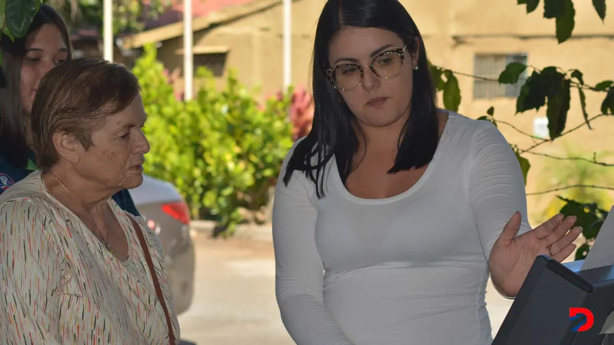 Con una breve explicaci&oacute;n sobre el uso de la PUE  auxiliares electorales les explicaron como se realiza el sufragio. Foto: S&oacute;crates Colindres Lagos