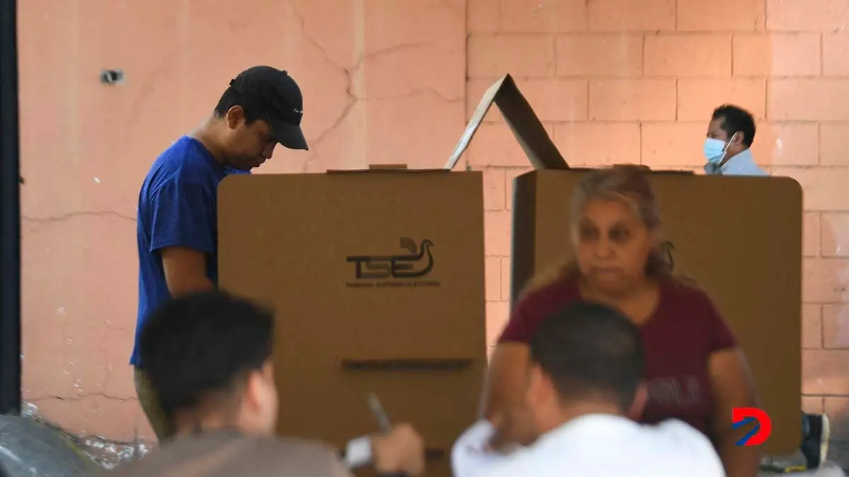 El Salvador vive una jornada electoral en la que el presidente Nayib Bukele emerge como el favorito. Foto: Marvin Recinos / AFP.