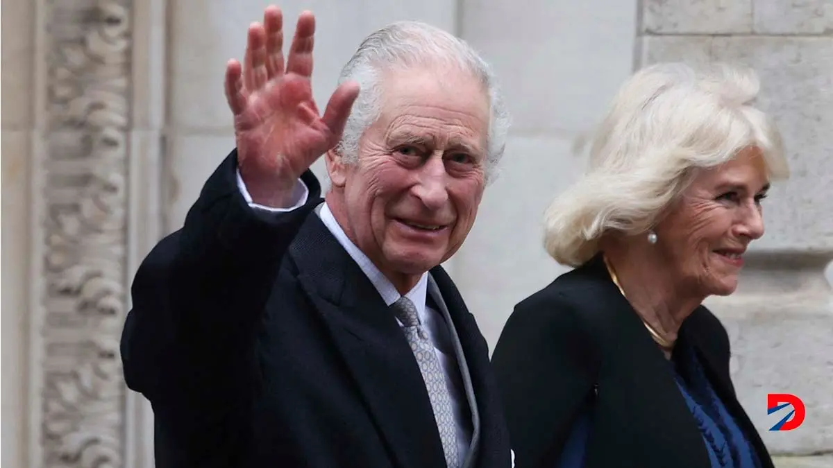 El rey Carlos III cuando abandonaba una cl&iacute;nica en Londres, el pasado 29 de enero, 2024, al lado de la reina Camila. Foto: Daniel Leal / AFP.
