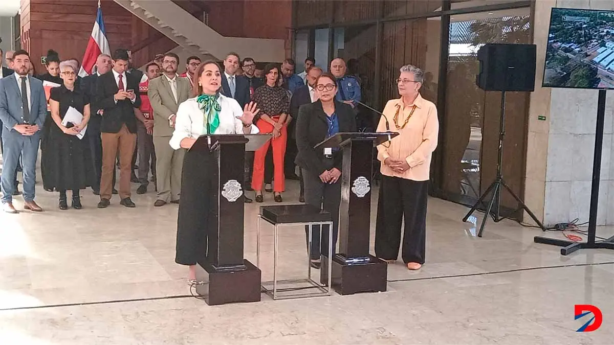 Sof&iacute;a Ram&iacute;rez, vice de administraci&oacute;n
 del MEP (blusa blanca) sostuvo que hay &oacute;rdenes sanitarias que son de resorte de las Juntas Administrativas. La acompa&ntilde;an Yaxinia D&iacute;az, directora de Talento Humano y la titular del MEP, Anna Katherina M&uuml;ller. Foto: Krissia Morris Gray.