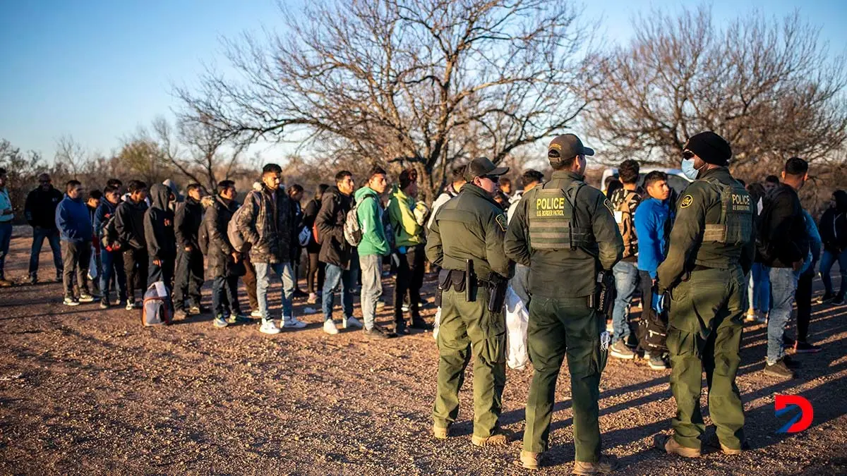 Un grupo de migrantes es procesado por la Patrulla Fronteriza, en Eagle Pass, Texas. Foto: Sergio Flores / AFP.