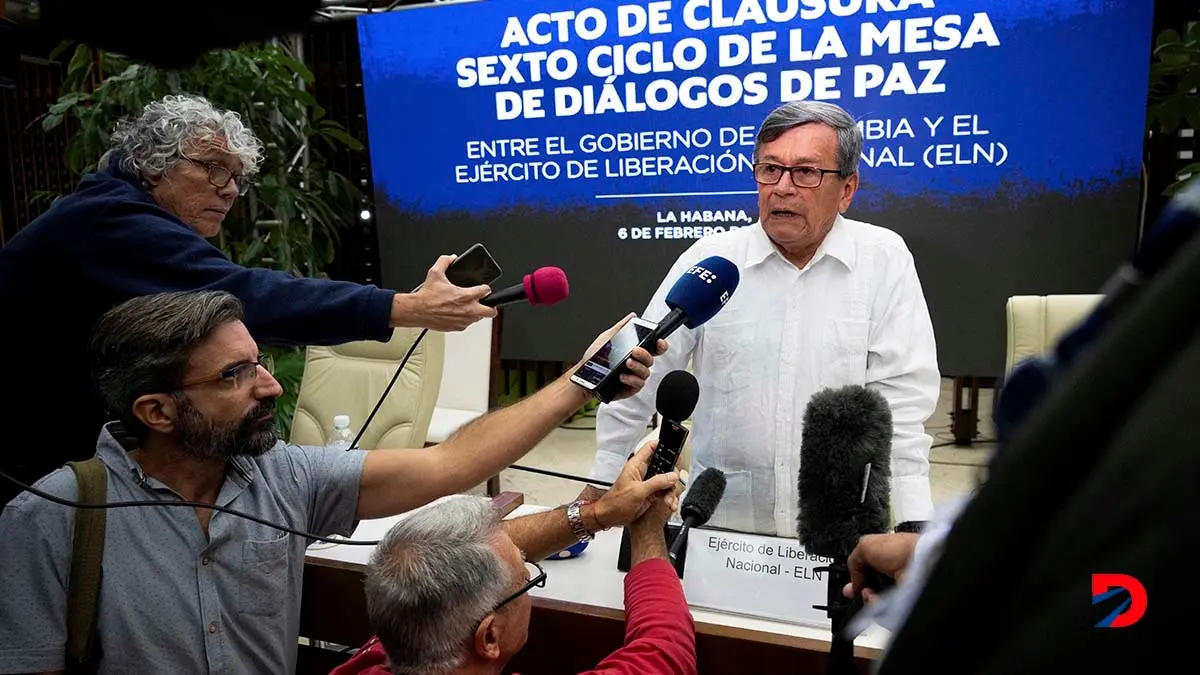 El jefe negociador del ELN, Israel Ram&iacute;rez, alias Pablo Beltr&aacute;n, habla con los periodistas tras el cierre de la sexta ronda de negociaciones de paz con el Gobierno. Foto: Yamil Lage / AFP.