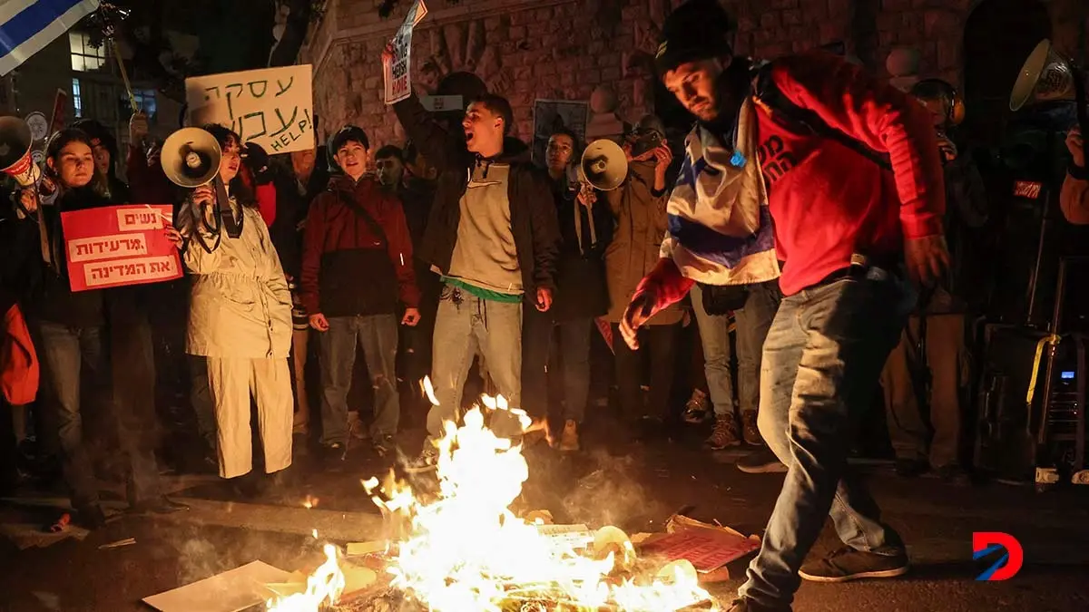 Familiares y amigos de los rehenes de Hamas siguen manifest&aacute;ndose para exigir su liberaci&oacute;n. Foto: Ahmad Gharabli / AFP.