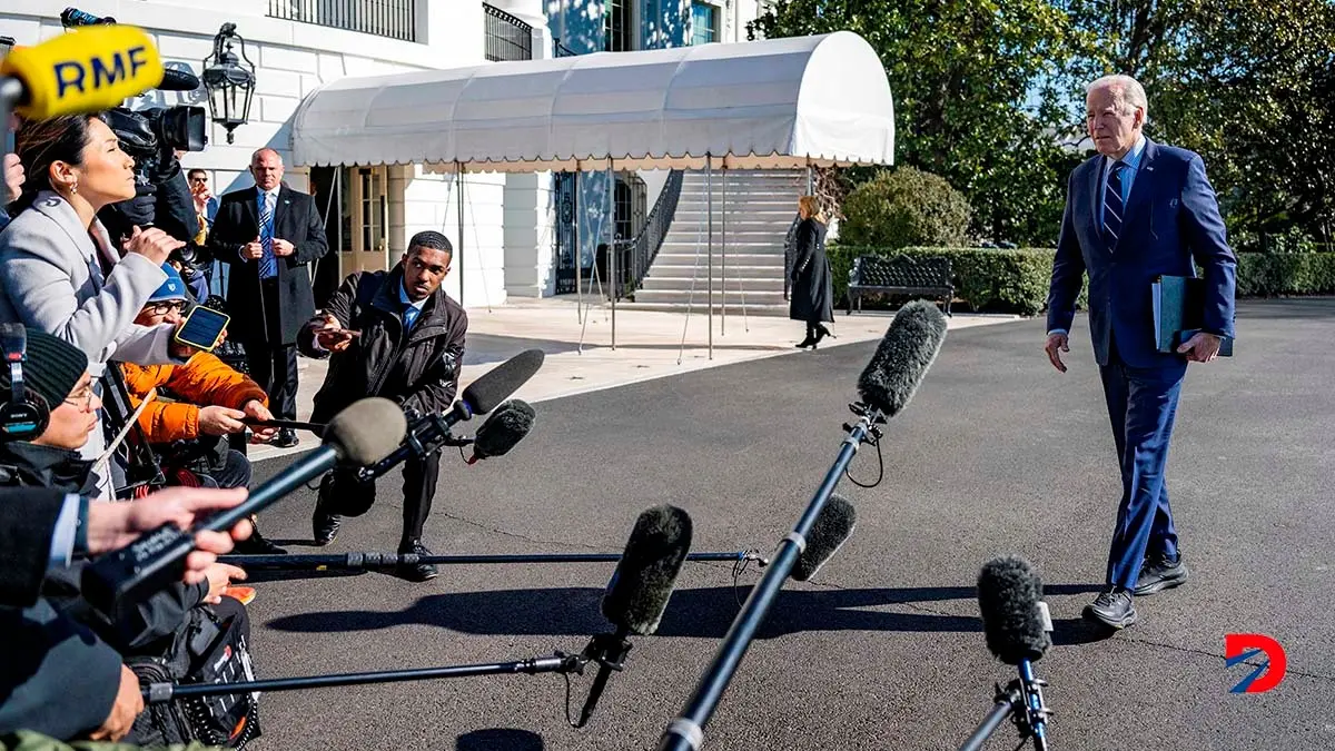 El presidente de Estados Unidos, Joe Biden est&aacute; evaluando nuevas sanciones contra Rusia tras dos a&ntilde;os de la invasi&oacute;n a Ucrania y la muerte del opositor Alexei Navalny. Foto: Jim Watson / AFP.
