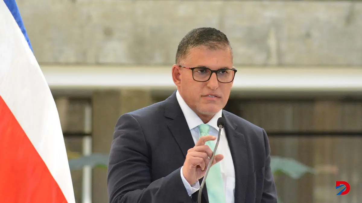 El director ejectivo del CONAVI expuso sobre el presupuesto de $220 millones para intervenir los puentes. Foto S&oacute;crates Colindres