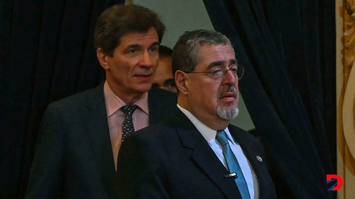 El presidente de Guatemala, Bernardo Ar&eacute;valo, y el subsecretario de Estado para el Crecimiento Econ&oacute;mico, Jos&eacute; Fern&aacute;ndez, llega al Palacio de Cultura en Ciudad de Guatemala. Foto: Johan Ord&oacute;&ntilde;ez /AFP.