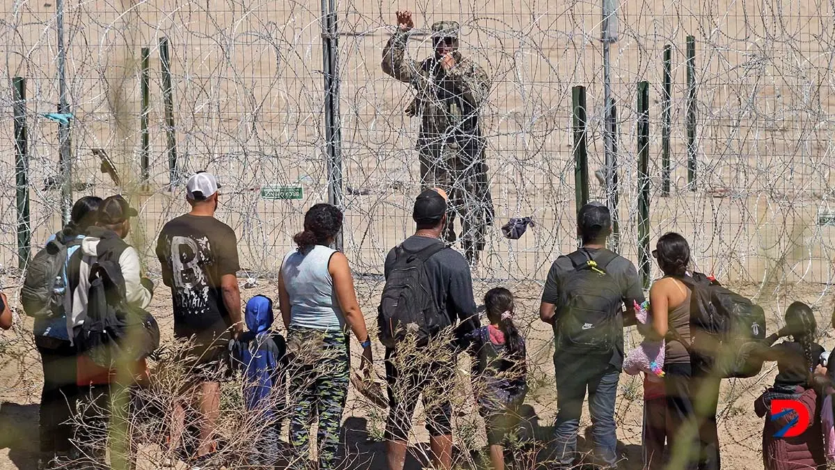 Migrantes que buscan entrar a Estados Unidos hablan con un efectivo de la Guardia Nacional de Texas. Foto: H&eacute;rica Mart&iacute;nez / AFP.