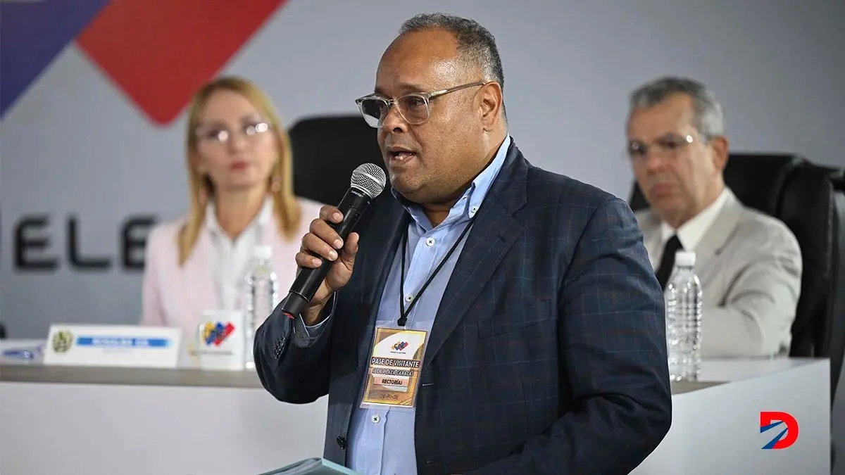 M&aacute;ximo S&aacute;nchez, dirigente del partido Fuerza Vecinal, inscribi&oacute; la candidatura de Manuel Rosales, el gobernador del estado de Zulia. Foto: Federico Parra / AFP.