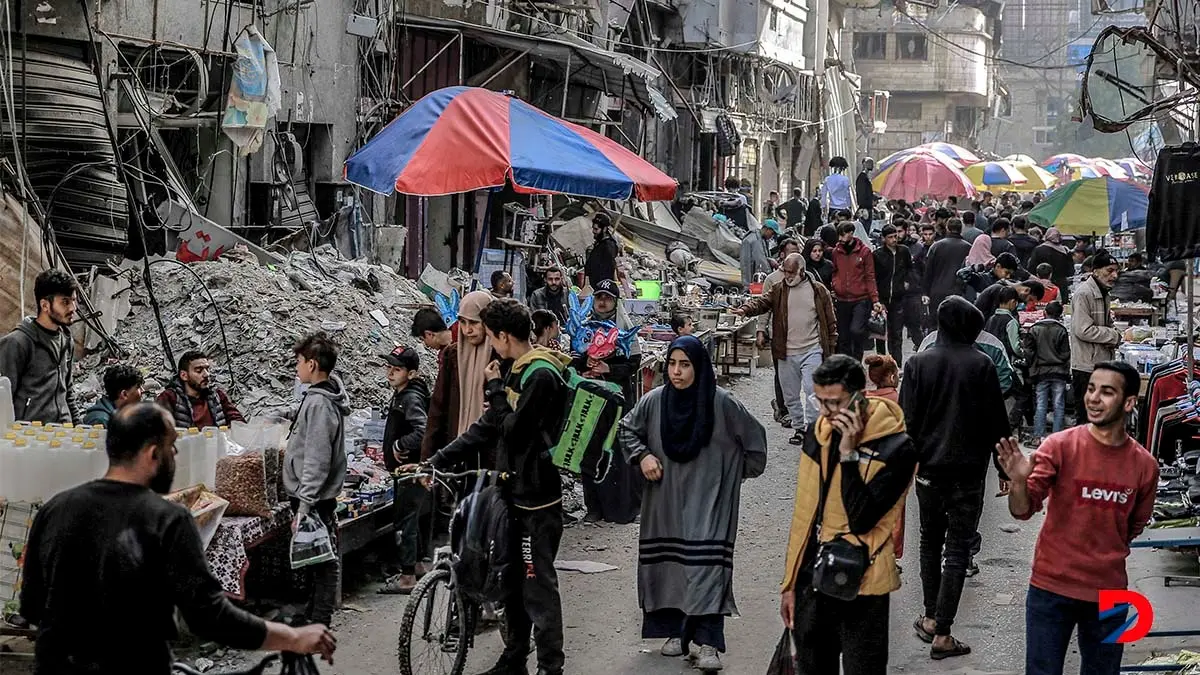 En medio de la destrucci&oacute;n, la gente trata de comprar suministros en un mercado en la ciudad de Gaza. Foto: AFP.