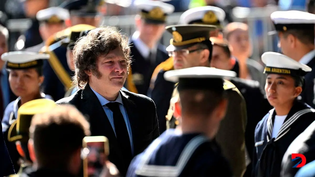 El presidente de Argentina, Javier Milei, recibi&oacute; honores militares en la conmemoraci&oacute;n del 42 aniversario de la guerra de las Malvinas. Foto: Luis Robayo / AFP.