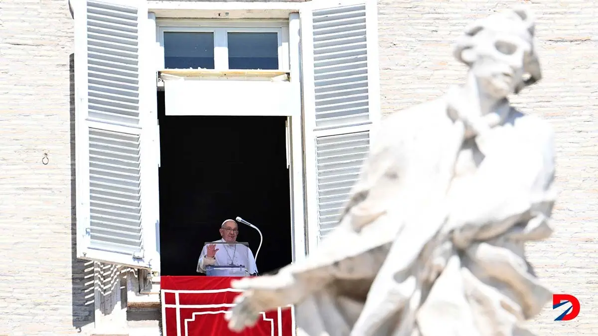El Papa Francisco, el domingo, durante la oraci&oacute;n en la Plaza de San Pedro. Foto: Alberto Pizzoli / AFP.
