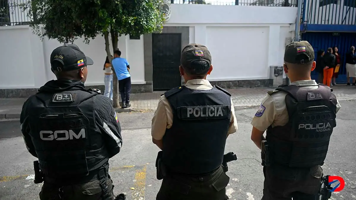 Polic&iacute;as ecuatorianos montan guardia a las afueras de la embajada de M&eacute;xico en Quito el lunes. Foto: Rodrigo Buend&iacute;a / AFP.