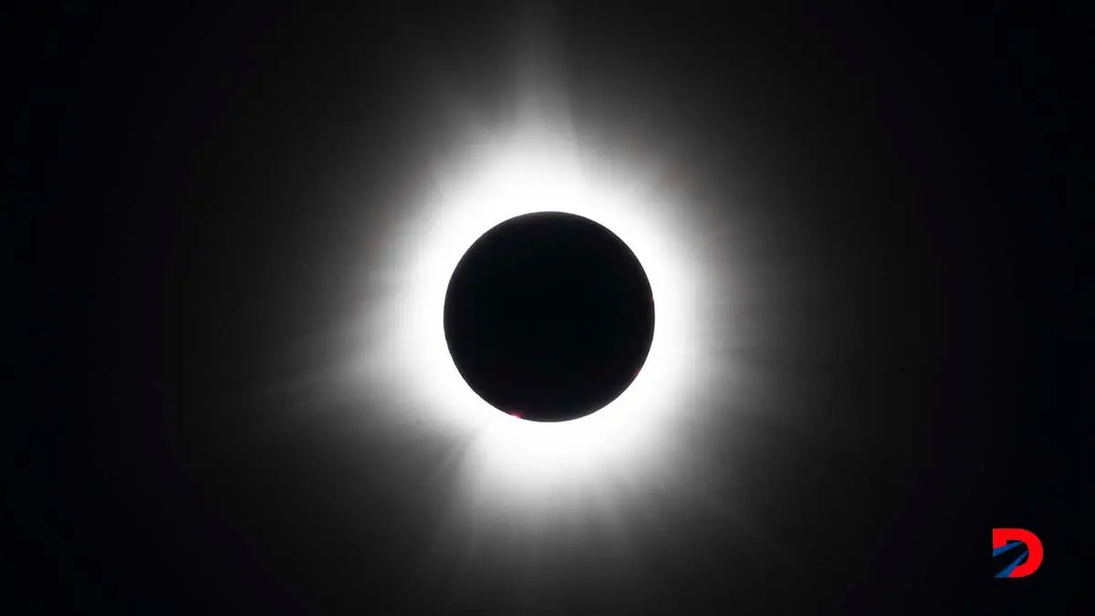 La luna cubre el sol durante el eclipse total de este lunes, que se pudo apreciar en varios puntos de Norteam&eacute;rica. Foto: Stan Honda / AFP.