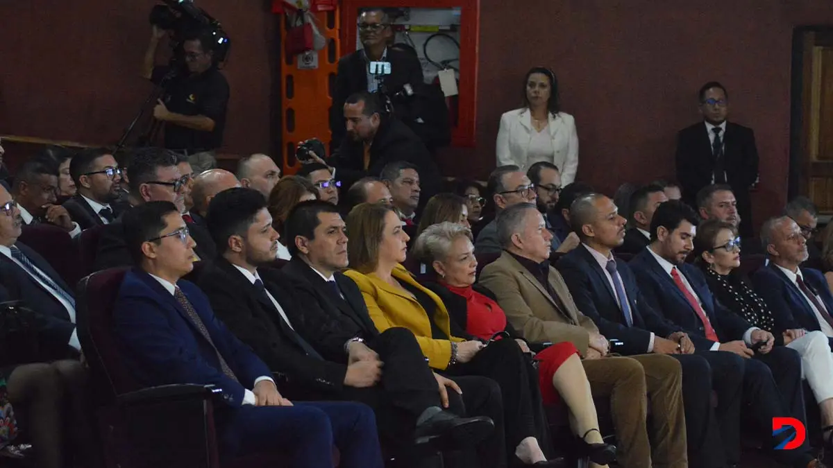 Como &uacute;ltimo acto por el Tribunal Supremo de Elecciones los nuevos alcaldes recibieron sus  credenciales. Foto S&oacute;crates Colindres