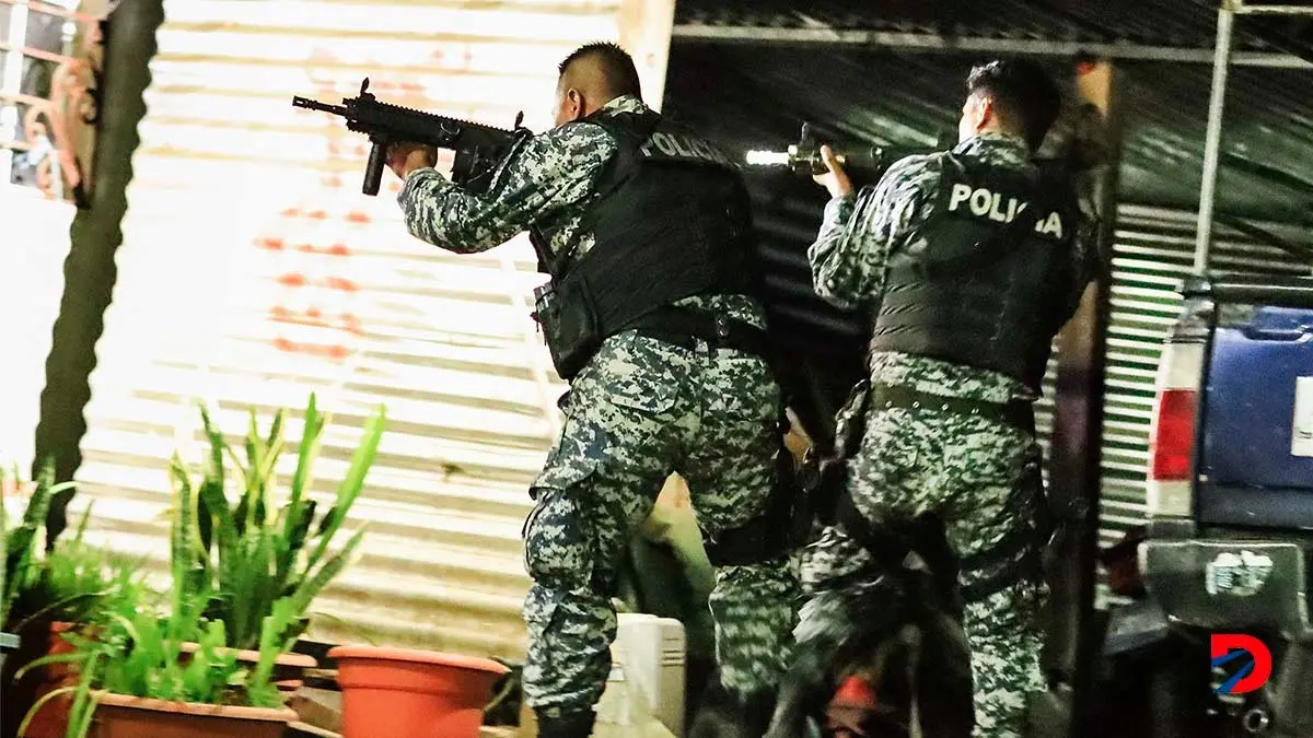 La polic&iacute;a salvadore&ntilde;a realiz&oacute; un operativo para capturar a los presuntos responsables de dos homicidios en Chalatenango. (Foto: Oficina de Prensa Presidencia El Salvador / AFP).
