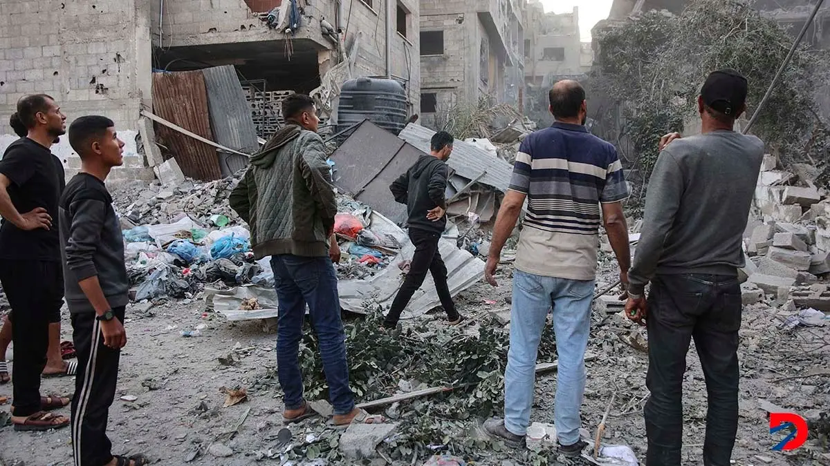 Ciudadanos palestinos chequean lo que qued&oacute; de un edificio despu&eacute;s de otro bombardeo israel&iacute;. Foto: AFP.