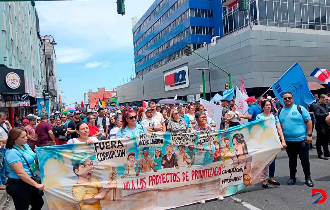 Los manifestantes reclamaron varios temas a lo largo de la avenida segunda este mi&eacute;rcoles. Foto: Krissia Morris Gray