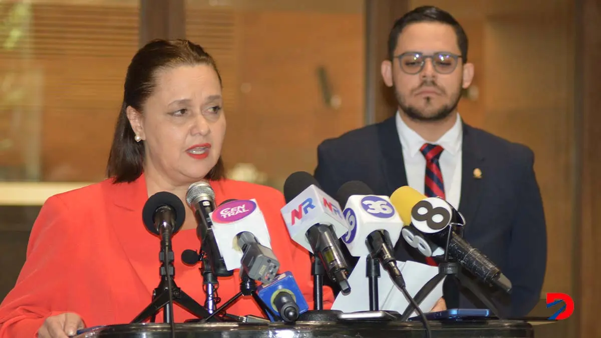 Los legisladores de la Unidad salieron a dar el apoyo a Rodr&iacute;go Arias. Foto S&oacute;crates Colindres