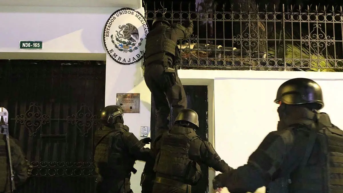 La incursi&oacute;n de la polic&iacute;a de Ecuador en la Embajada de M&eacute;xico en Quito el 5 de abril pasado puso de cabeza las relaciones entre ambos pa&iacute;ses. Foto: Alberto Su&aacute;rez / AFP.