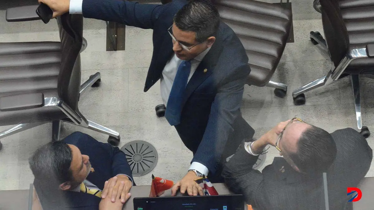 Los diputados Progresitas Gilberto Campos y Eli&eacute;cer Feinzing junto al Fabricio Alvarado de Nueva Rep&uacute;blica conversaban durante el plenario en busqueda de acuerdos