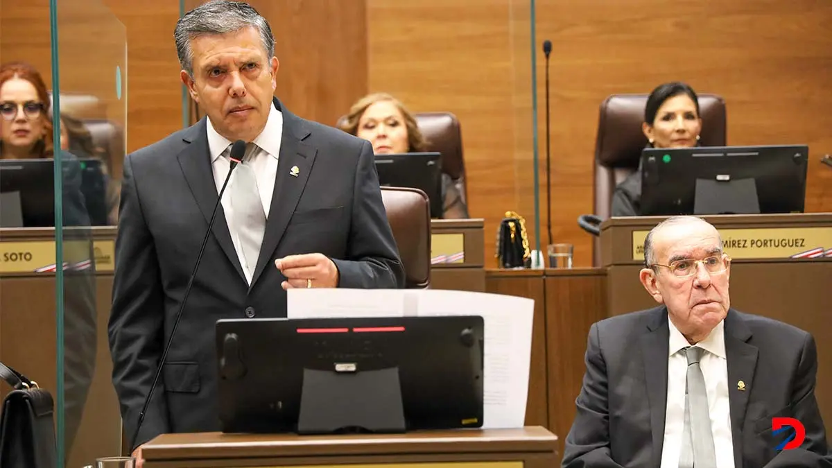 Oscar Izquierdo jefe de fracci&oacute;n de Liberaci&oacute;n hizo la presentaci&oacute;n de la candidatura de Arias ante los diputados. Foto PLN