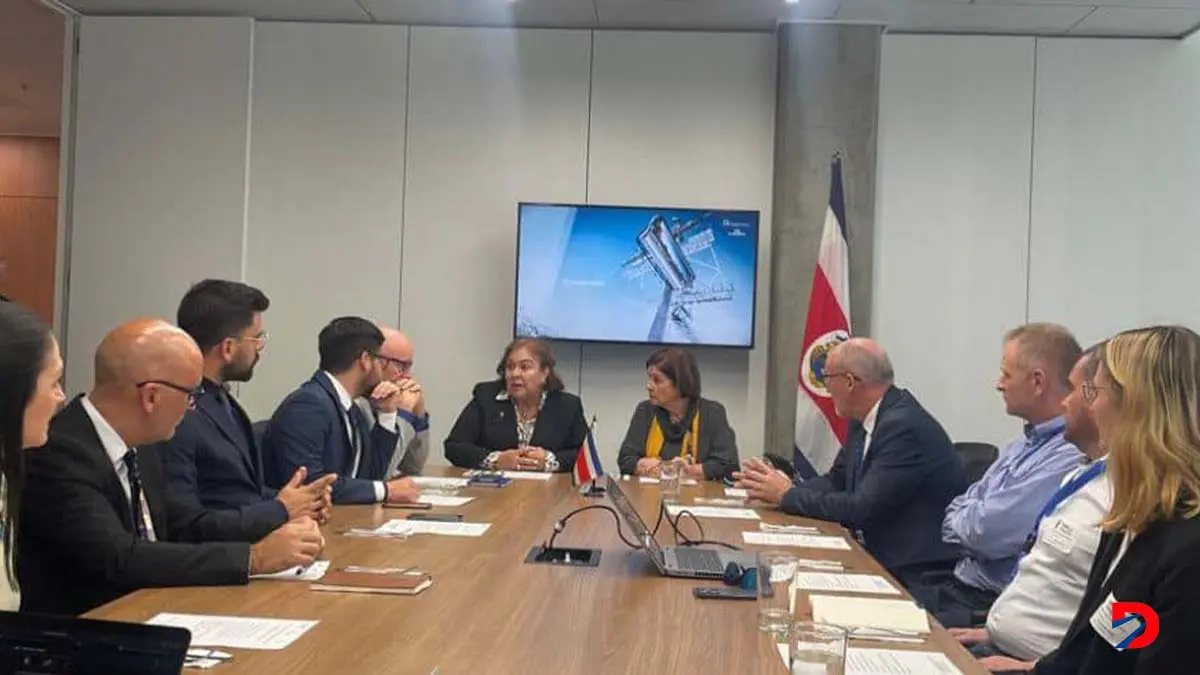 Las diputadas Rosaura M&eacute;ndez del PLN y la Oficialista Pilar Cisneros escuchando a los especialistas entorno al proyecto del Telef&eacute;rico. Foto Rosaura M&eacute;ndez
