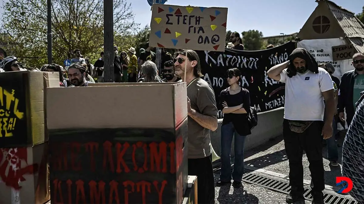 Un manifestante se pronuncia en contra de los altos alquileres en Atenas, Grecia, en el marco{ de la campa&ntilde;a de cara a las elecciones de la UE. Foto: Arias Messinis / AFP.