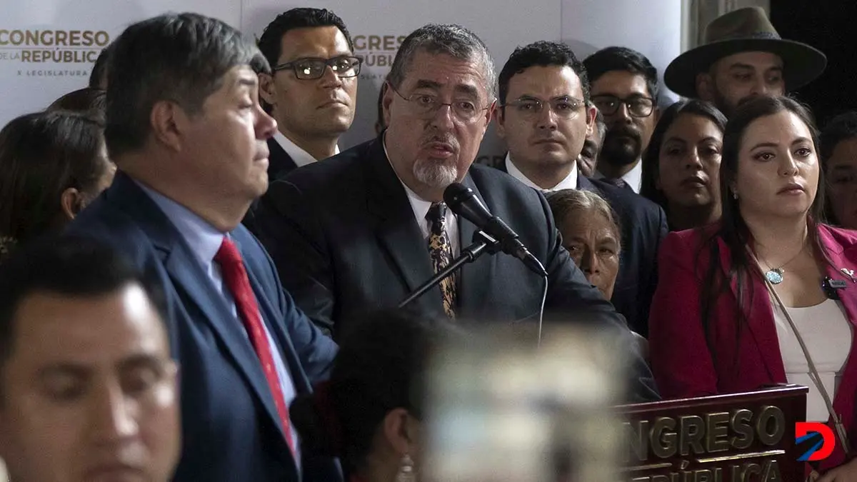El presidente de Guatemala, Bernardo Ar&eacute;valo, fue al Congreso para presentar un proyecto de ley que le permitir&iacute;a destituir a la fiscal general, Consuelo Porras. Foto: Edwin Bercian / AFP.