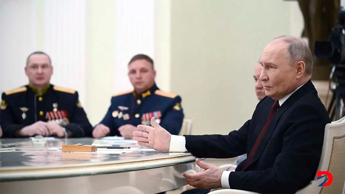 Vladimir Putin se reuni&oacute; hace dos d&iacute;as con los comandantes involucrados en las acciones militares en Ucrania. Foto: Vladimir Astapkovich / Pool / AFP.