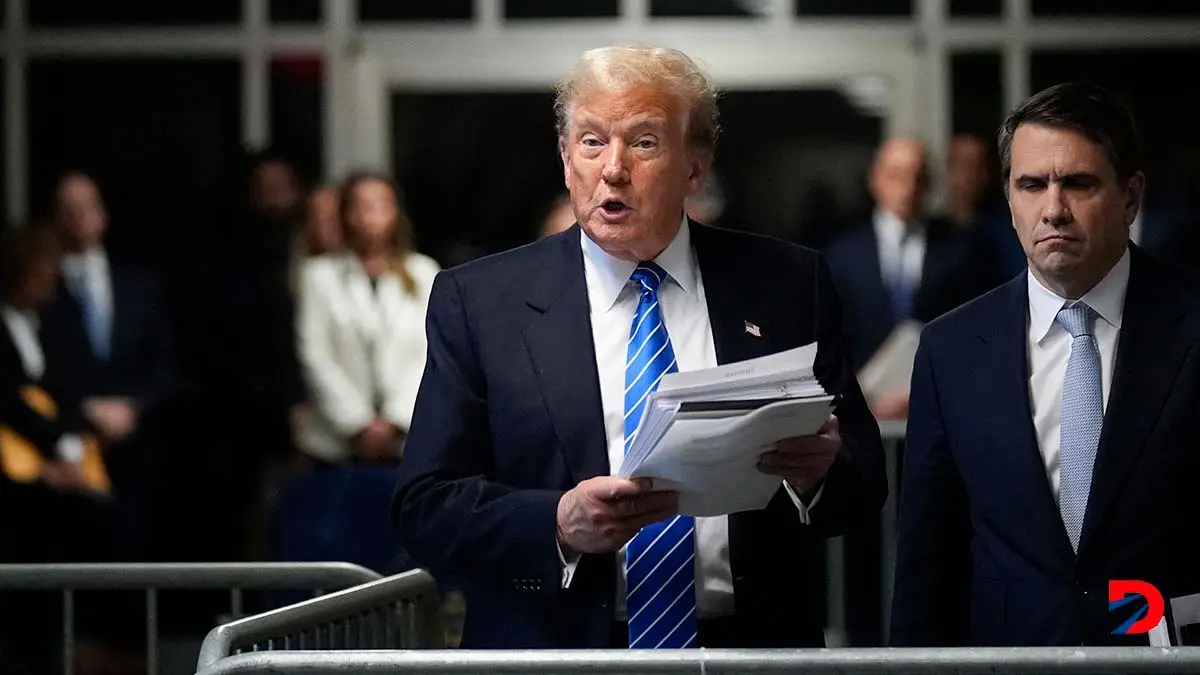 El expresidente de Estados Unidos, Donald Trump habla con los medios de comunicaci&oacute;n a la salida de la Corte. Foto: Seth Wenig / AFP.