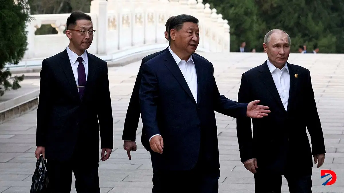 Imagen distribuida por la agencia estatal rusa Sputnik. Los mandatarios Xi Jinping y Vladimir Put&iacute;n caminan juntos en Beijing. (Foto: Mikhail Metzel / Pool / AFP.