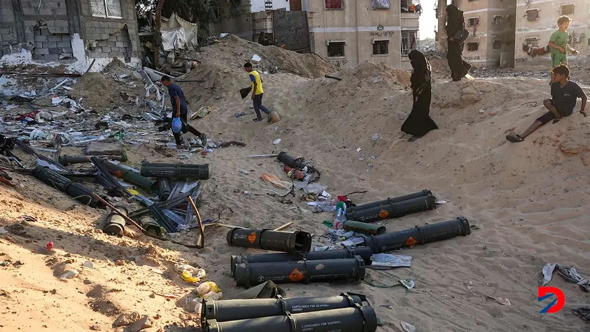 Ni&ntilde;os palestinos juegan alrededor de residuos de municiones, en medio de la guerra en Gaza. Foto: AFP.